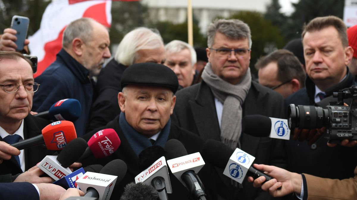 Potyčky před Sejmem. Kaczyński mluví o převratu a diktatuře